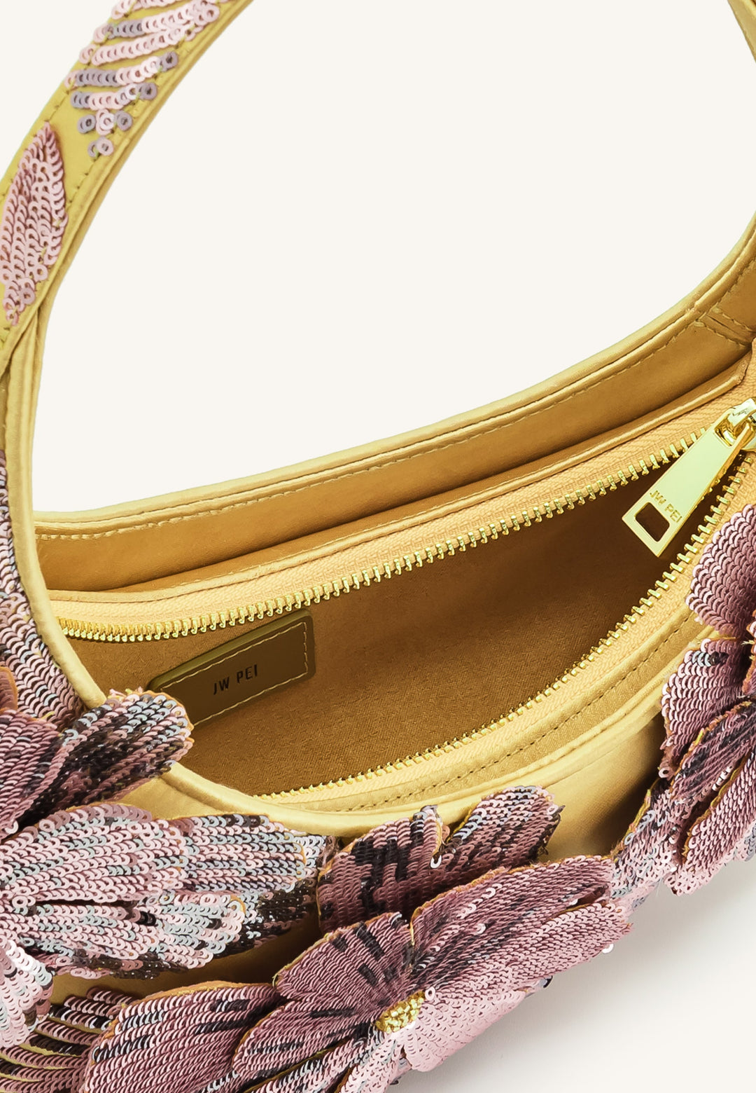 Intérieur d'un sac bandoulière JW PEI Pink Sequin rose avec fermeture éclair dorée et étiquette de marque
