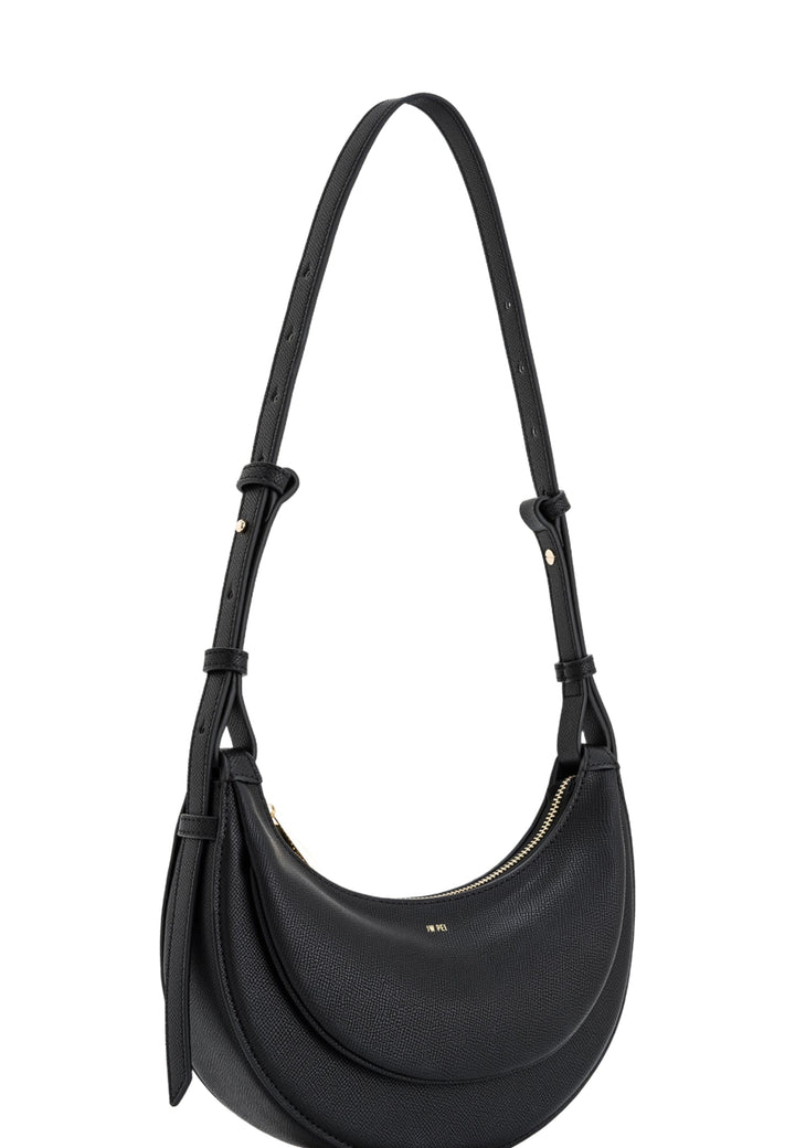 Sac bandoulière JW PEI Sharon noir en simili cuir texturé, porté en travers du corps, vue 3/4