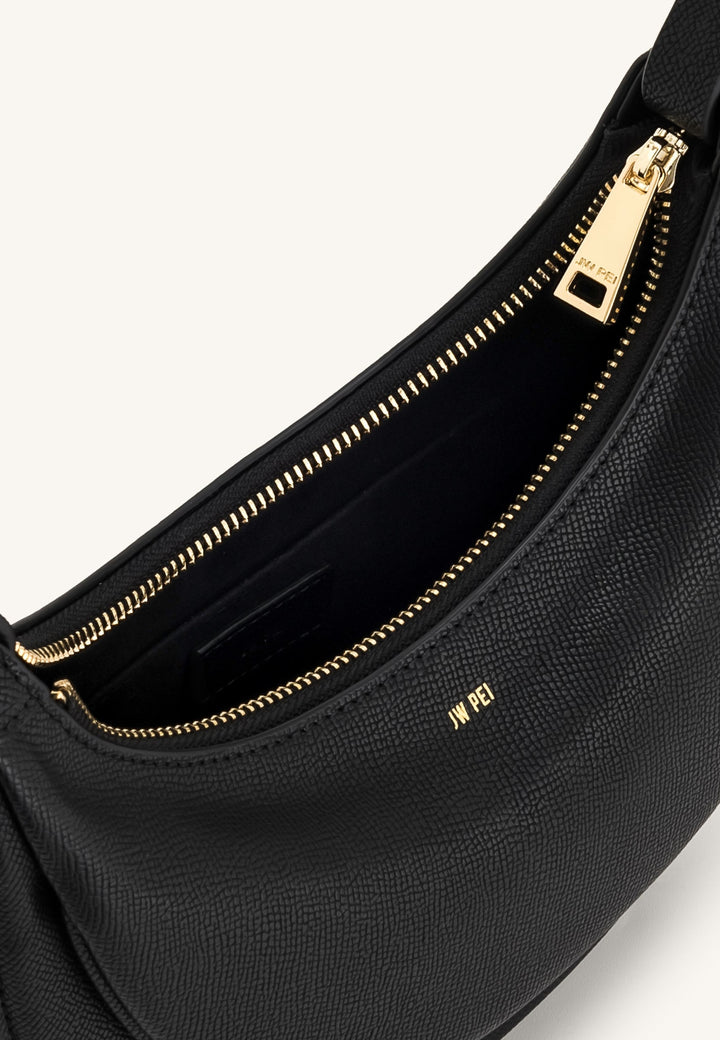 Sac bandoulière JW PEI Sharon noir, détail de la fermeture éclair dorée et du logo JW PEI à l'intérieur.