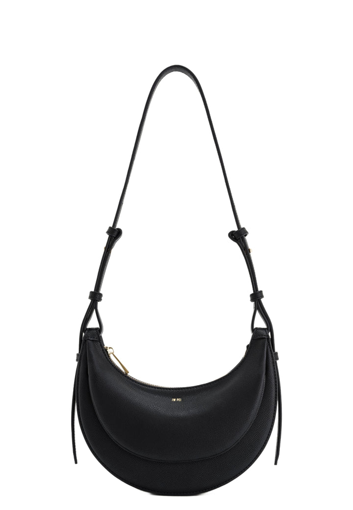 Sac bandoulière JW PEI Sharon noir en simili cuir texturé, porté à l'épaule, vue de face