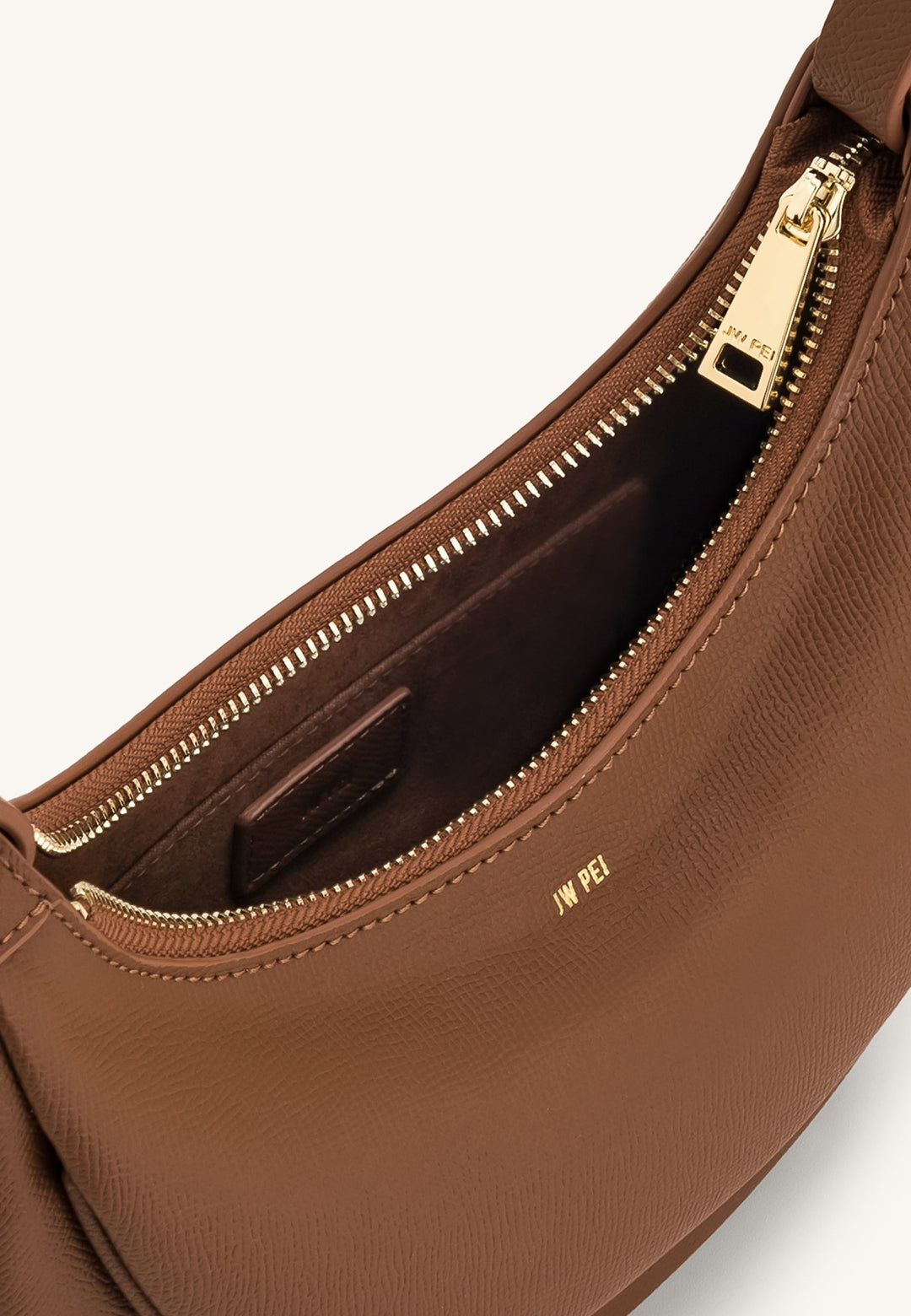 Sac bandoulière JW PEI Sharon marron, vue 3/4, avec fermeture éclair dorée et logo de la marque visible