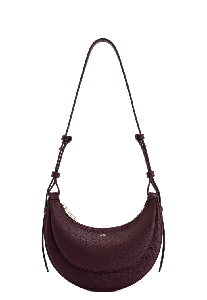 Sac bandoulière JW PEI Sharon Claret, porté épaule, en simili cuir texturé, vue de face