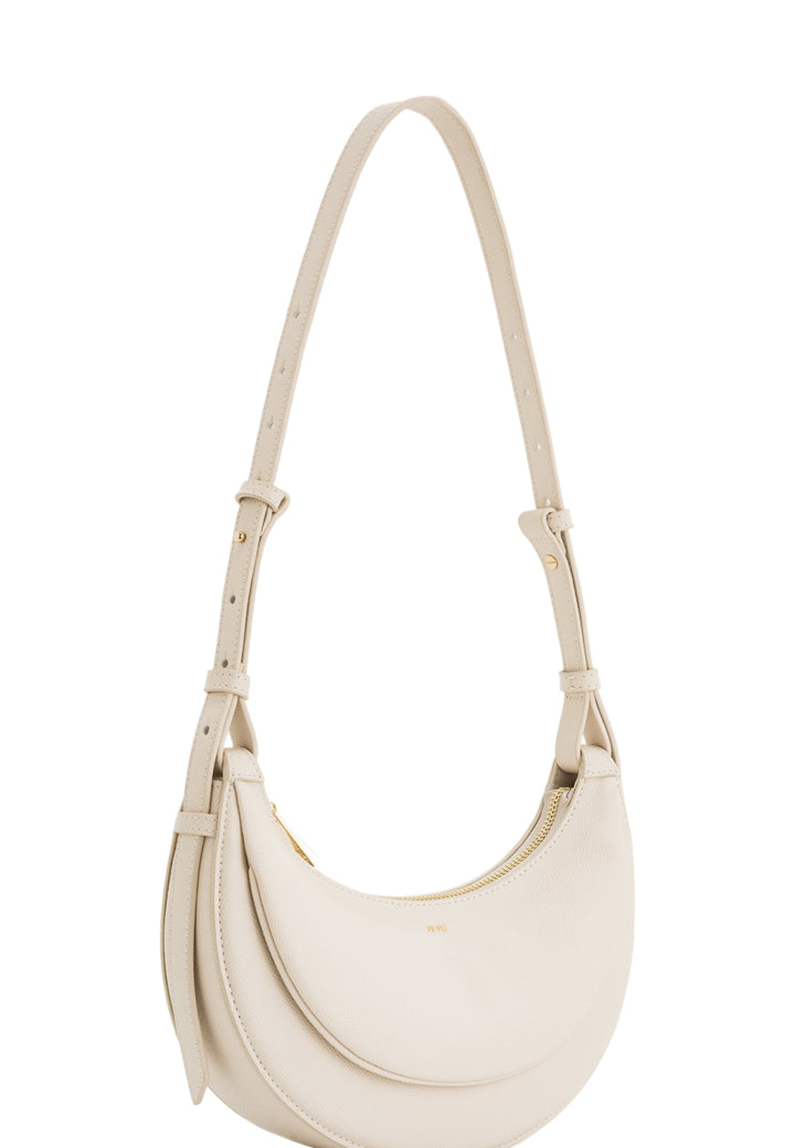 Sac bandoulière JW PEI Sharon Off White en simili cuir texturé, porté à l'épaule, vue de profil
