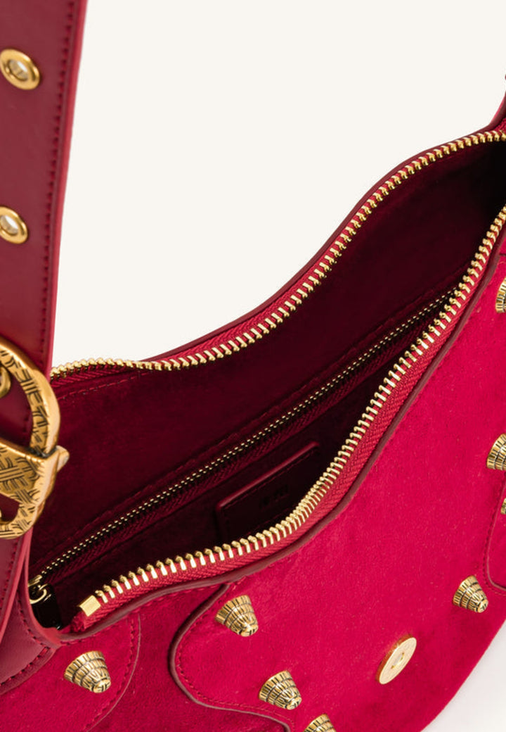 Intérieur d'un sac bandoulière JW PEI Tessa Deep Magenta avec fermeture zippée dorée et détails en velours rouge