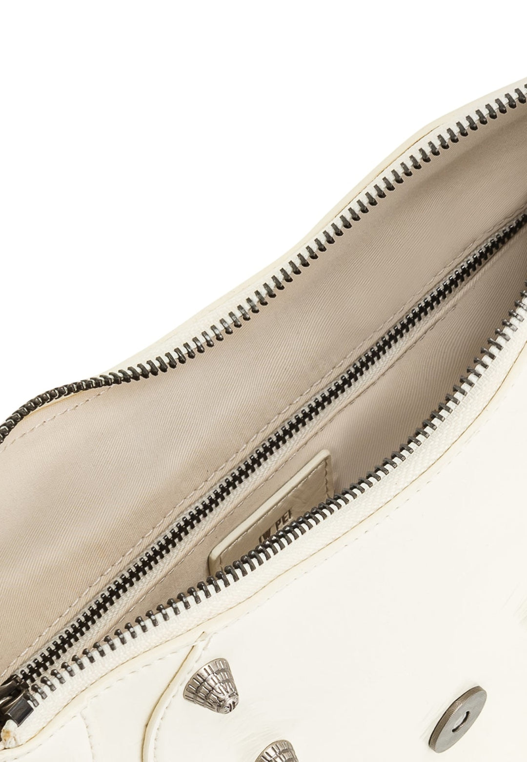 Intérieur d'un sac bandoulière JW PEI Tessa blanc, montrant la fermeture éclair et une étiquette de marque