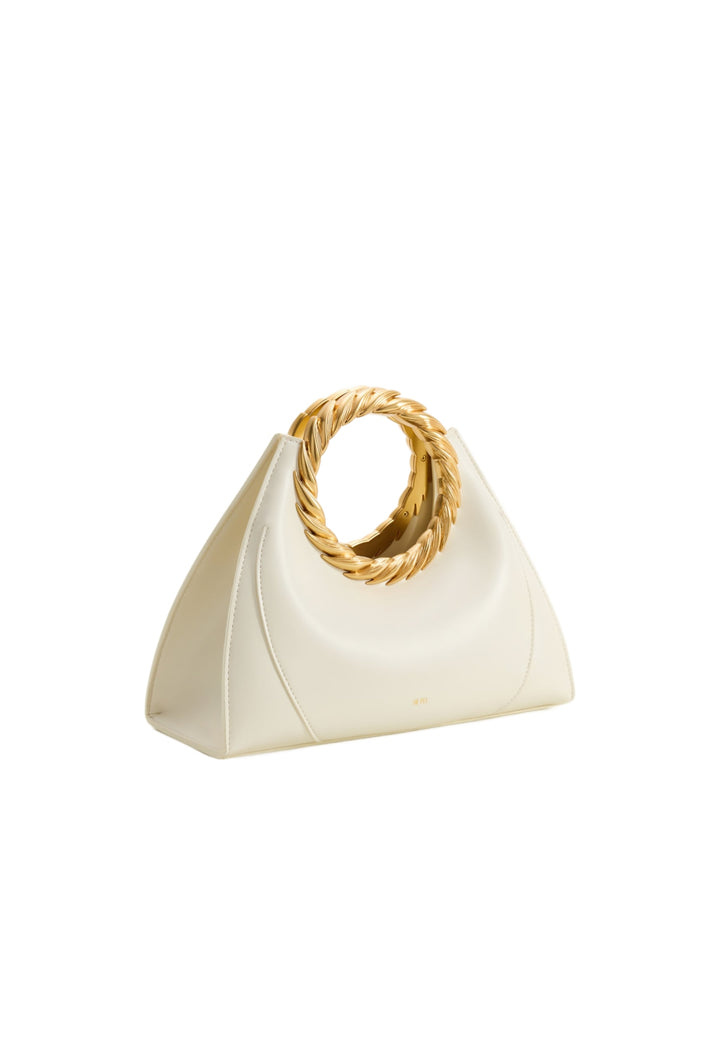 Sac à main JW PEI Amiya blanc en simili cuir avec une poignée torsadée dorée, vu de côté.