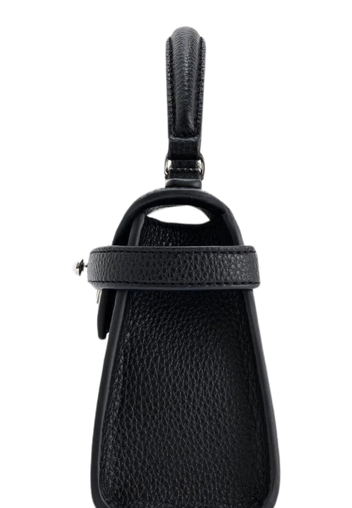 Gros plan sur la poignée et la fermeture d'un sac à main JW PEI Elise noir en simili cuir texturé.