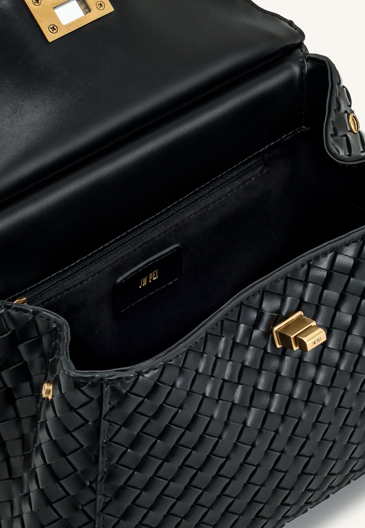 Intérieur d'un sac à main JW PEI Lucia noir, avec fermeture éclair et logo doré de la marque