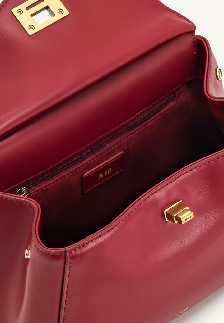 Intérieur d'un sac à main JW PEI Lucia Claret, vue de côté, avec fermeture éclair et logo de la marque