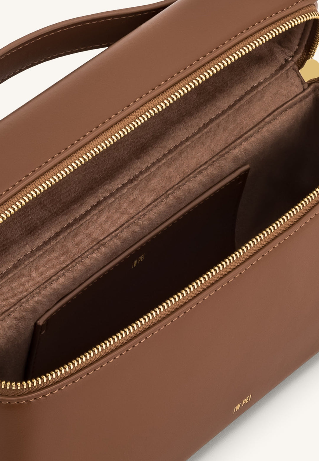 Intérieur du sac à main JW PEI Thea marron, avec doublure en polyester et logo JW PEI doré