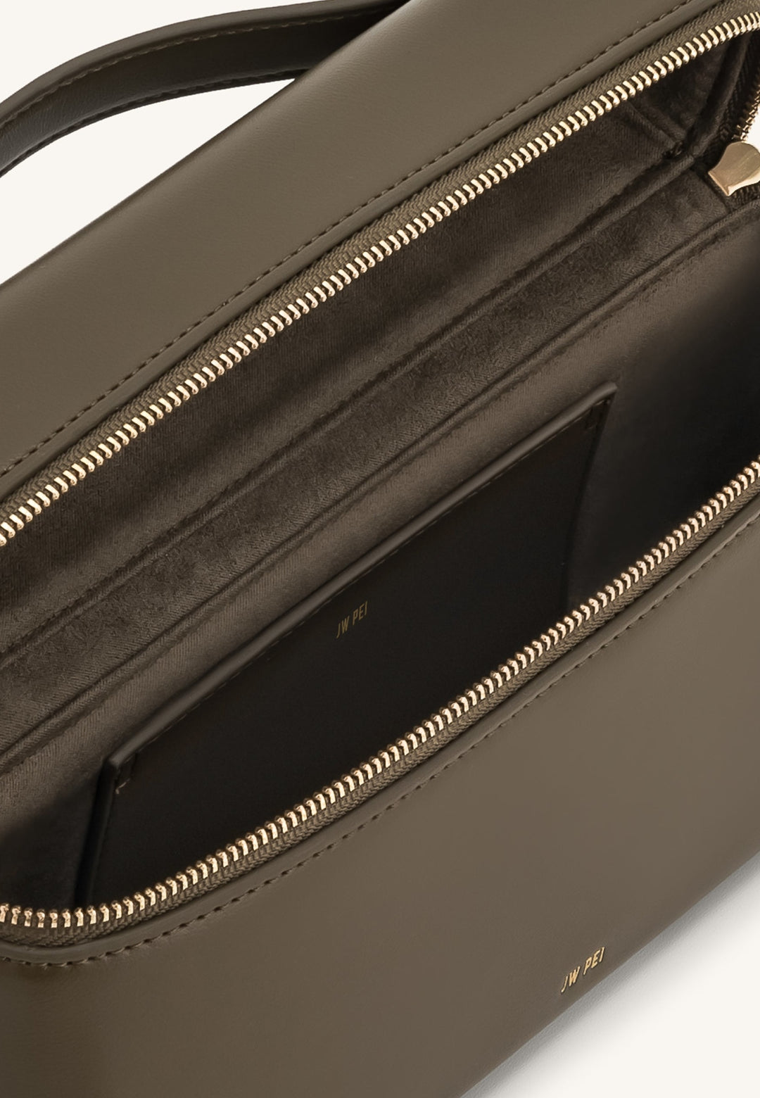 Intérieur du sac à main JW PEI Thea Dark Olive avec logo doré 'JW PEI' sur une poche intérieure