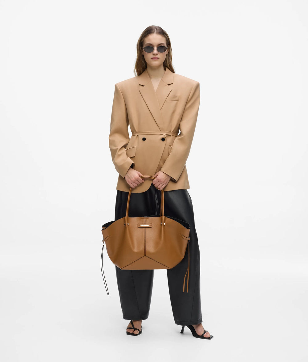 Karl Lagerfeld Shopper Le Ballet a brong, an der Hand gehalen, mat engem beige Blazer a schwaarzer Box.