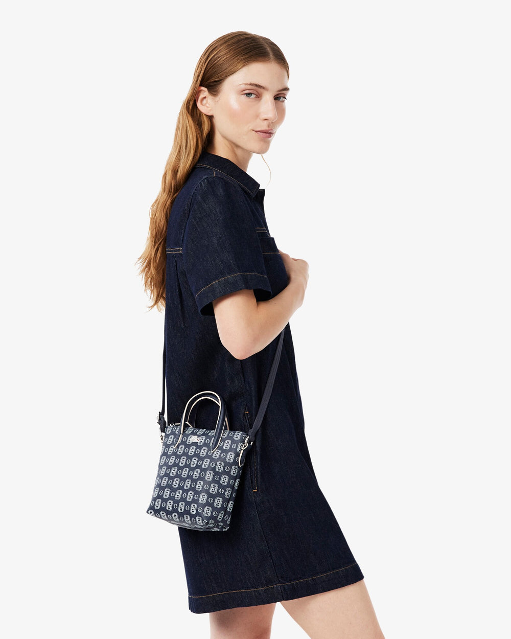 Lacoste borsa L.12.12 Concept blu portata a tracolla con un abito camicia blu navy.