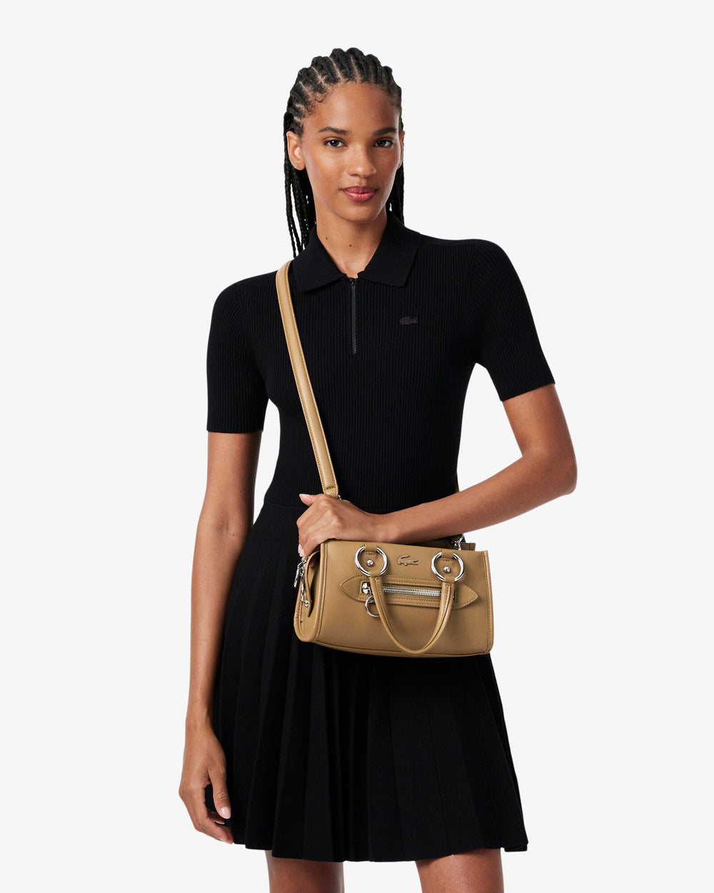Lacoste saco de compras Celys castanho ao ombro com um vestido preto.