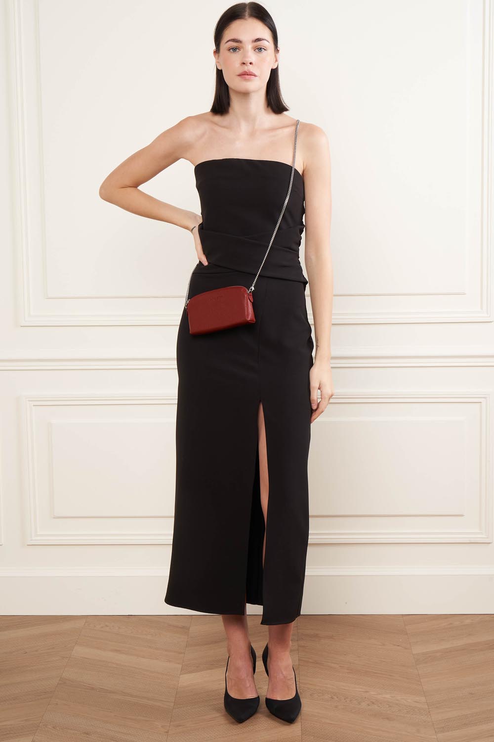 Lancaster Porte monnaie cuir Paris PM Noir – Le porte-monnaie Paris PM rouge se porte en bandoulière avec une robe noire sans manches.