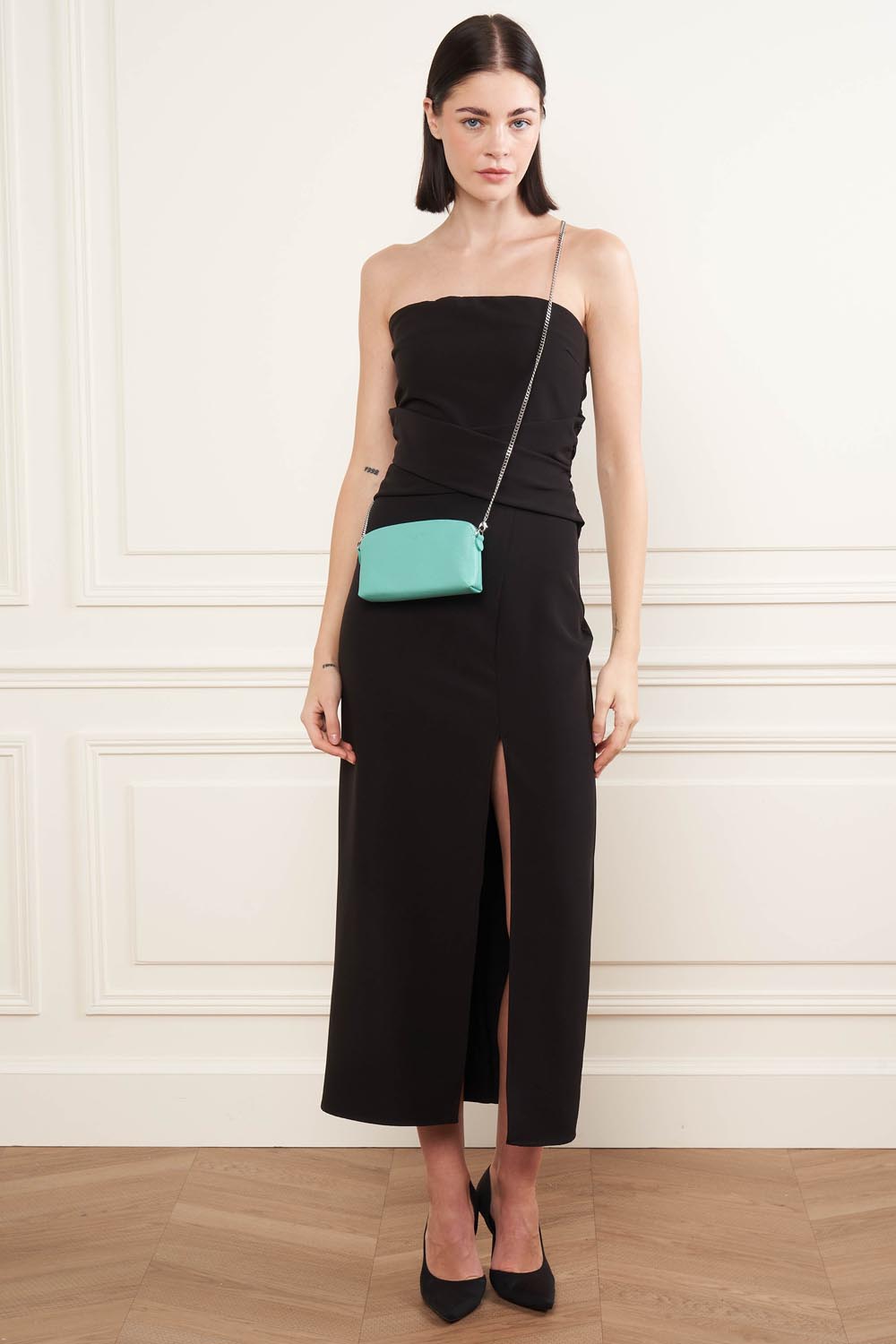 Lancaster Porte monnaie cuir Paris PM Noir – En bandoulière, le porte-monnaie Paris PM turquoise s’accorde à une robe noire et des escarpins noirs.