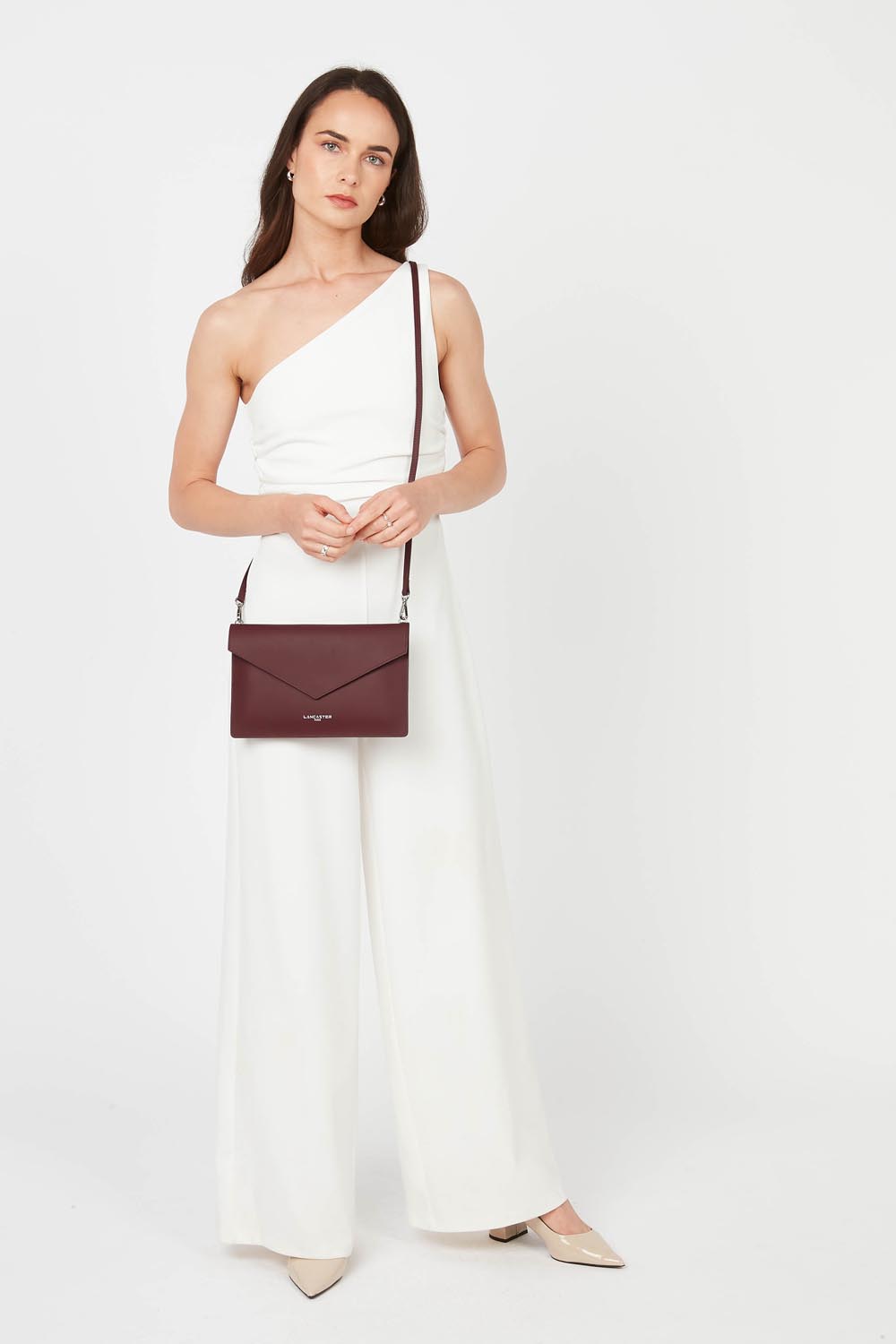 Lancaster Pochette Element City Rouge/Champagne – Avec une combinaison blanche, la pochette Pur & Element City rouge se porte à l’épaule.
