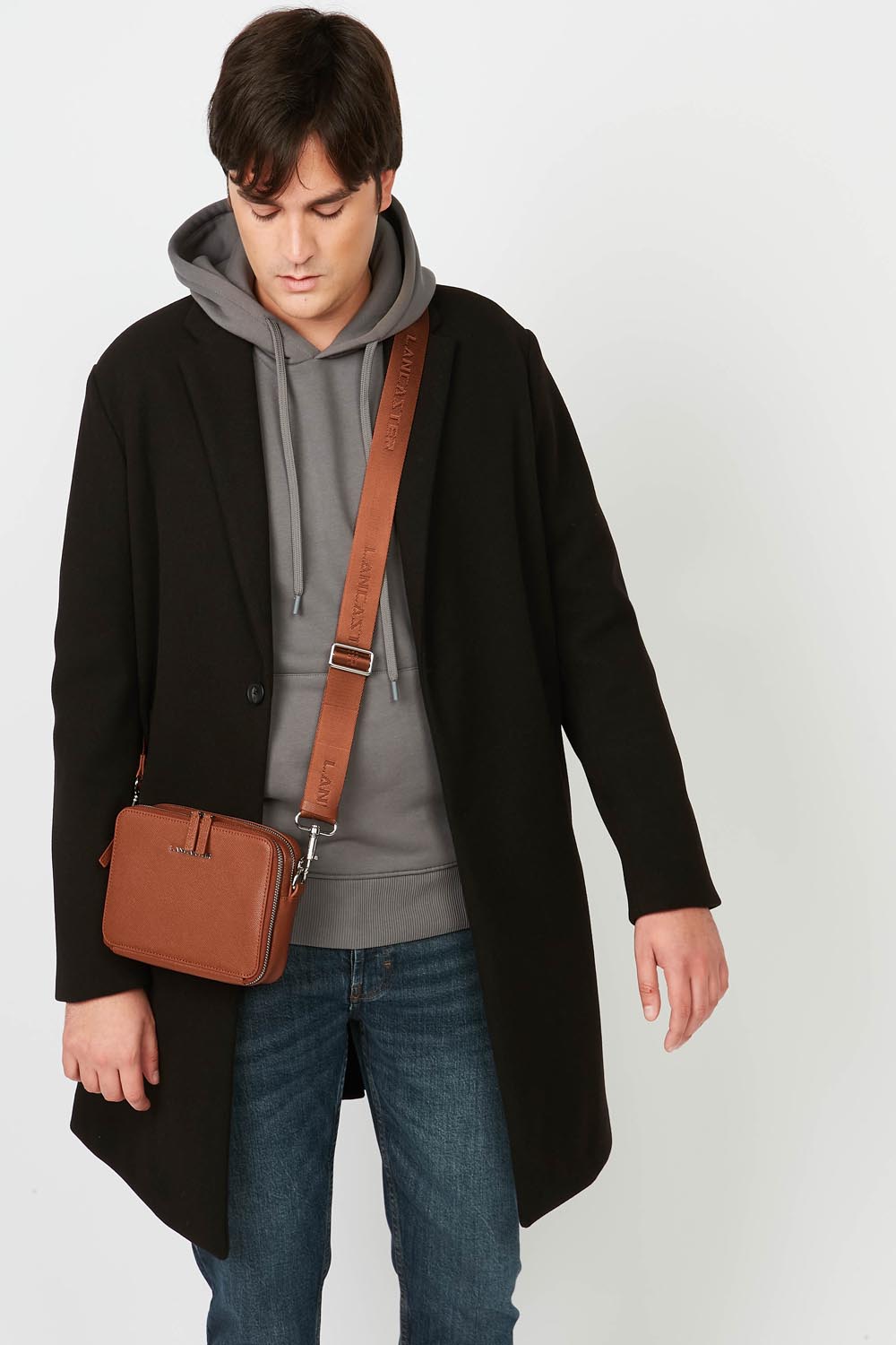 Lancaster Mala Tiracolo Double Zip Delphino S Verde Escuro – A tiracolo, a mala Camera Delphino Lucas completa um casaco preto e uma camisola cinzenta com capuz.
