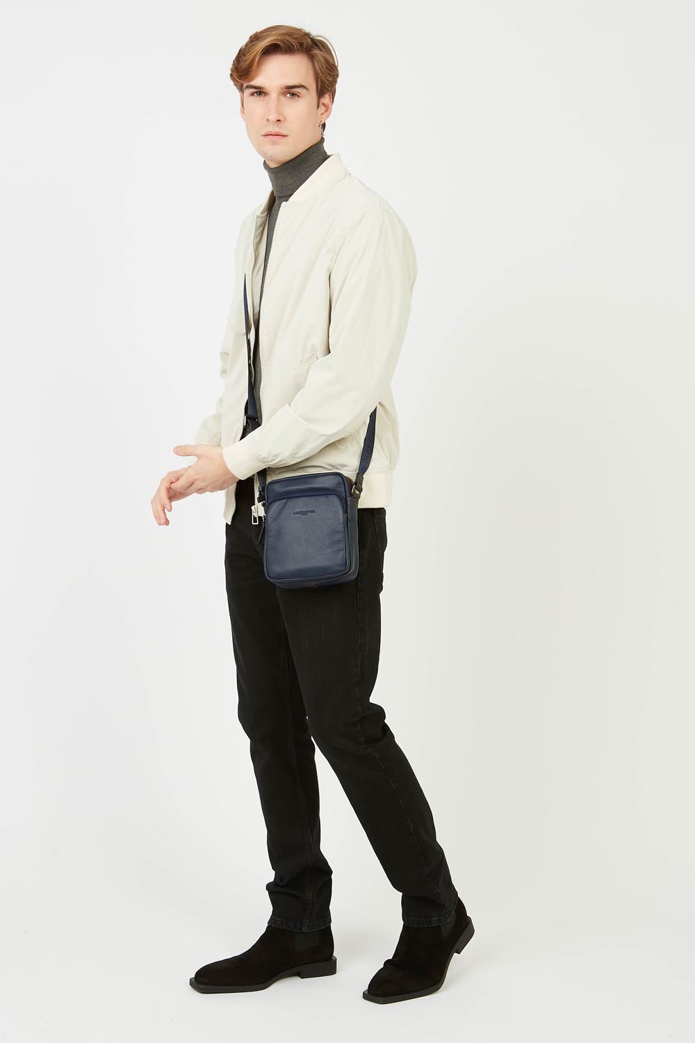 Lancaster Borsa a cartella Pelle Soft Vintage Blu/Cammello – Il Reporter Soft Vintage blu si porta a tracolla con una giacca bianca e pantaloni neri.