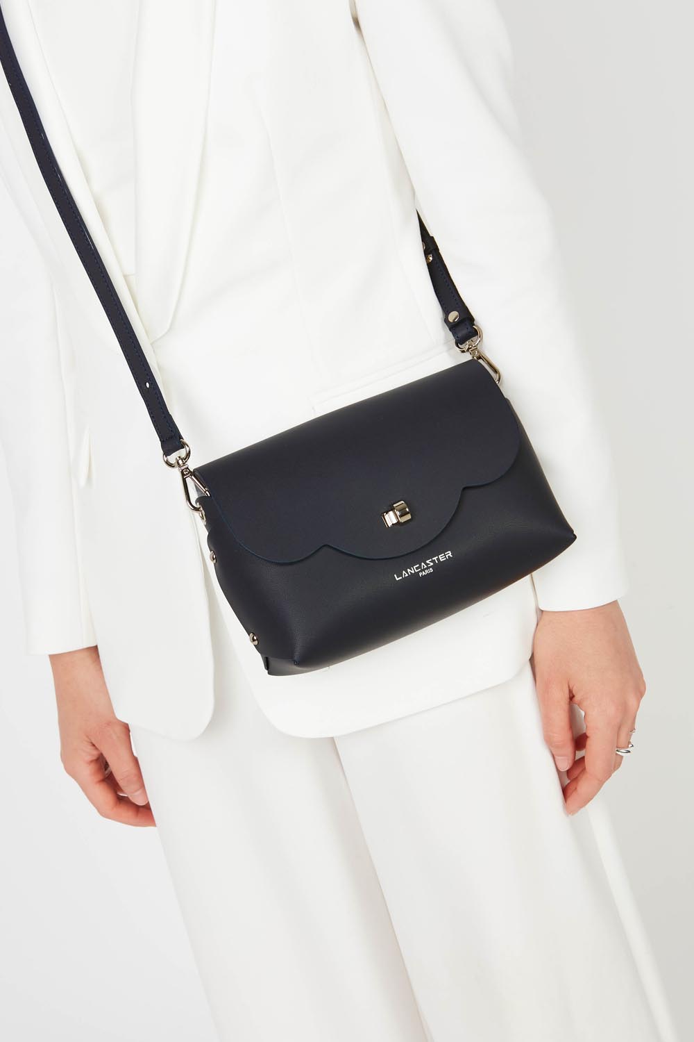 Lancaster Sac rabat PUR & ELEMENT CITY FLORE Noir/Champagne – porté