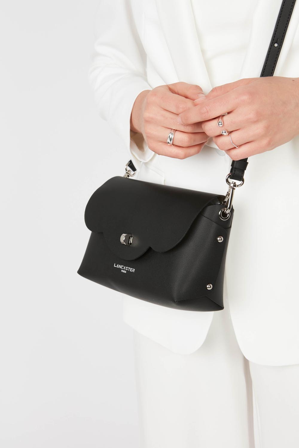 Lancaster Sac rabat PUR & ELEMENT CITY FLORE Noir/Champagne – Glissé en bandoulière, le sac City Flore noir s’accorde à un ensemble blanc.