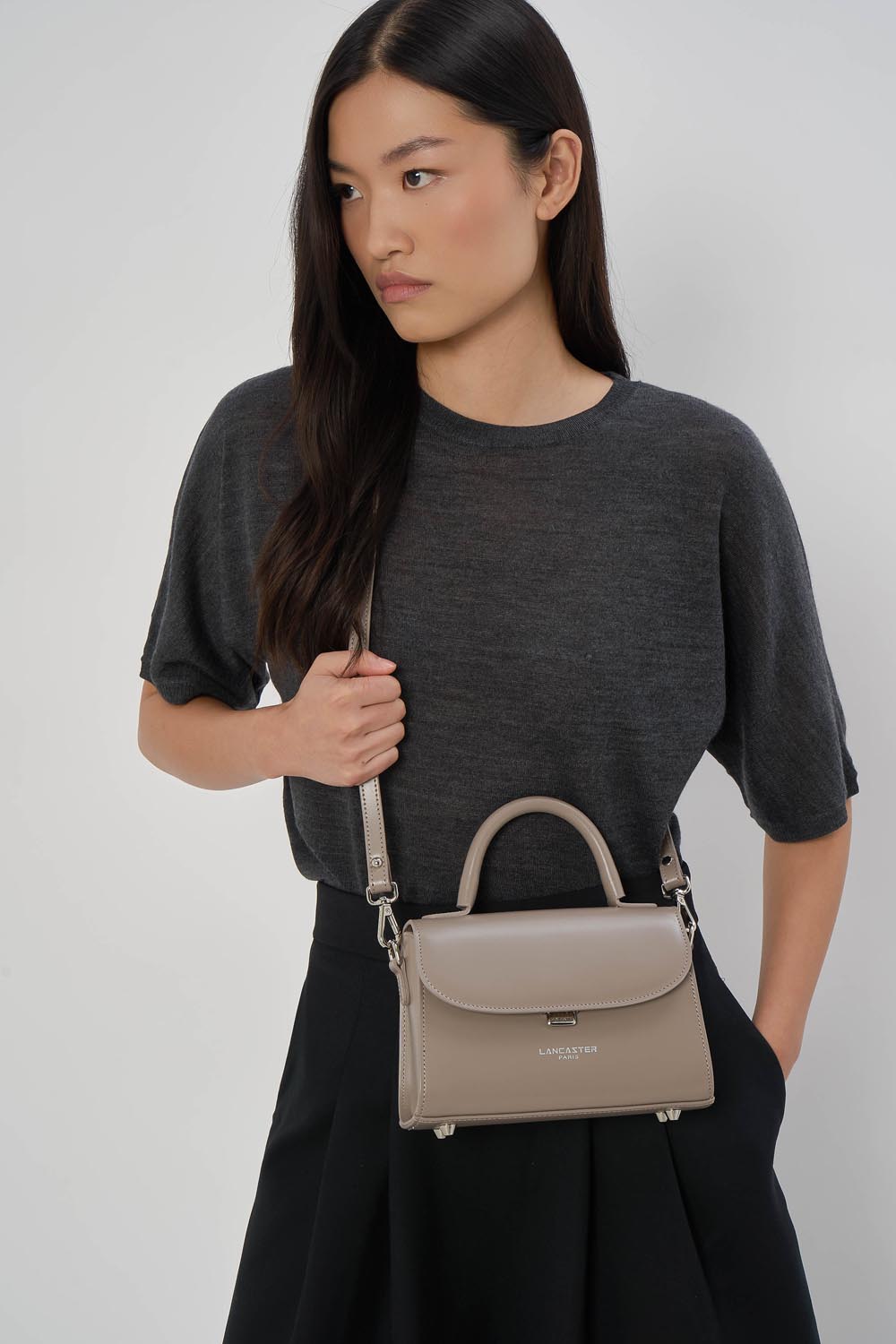 Borsa a tracolla Lancaster Suave Even Camel – indossata