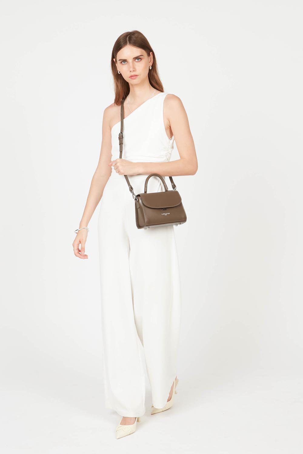 Borsa a tracolla Lancaster Suave Even Camel – indossata