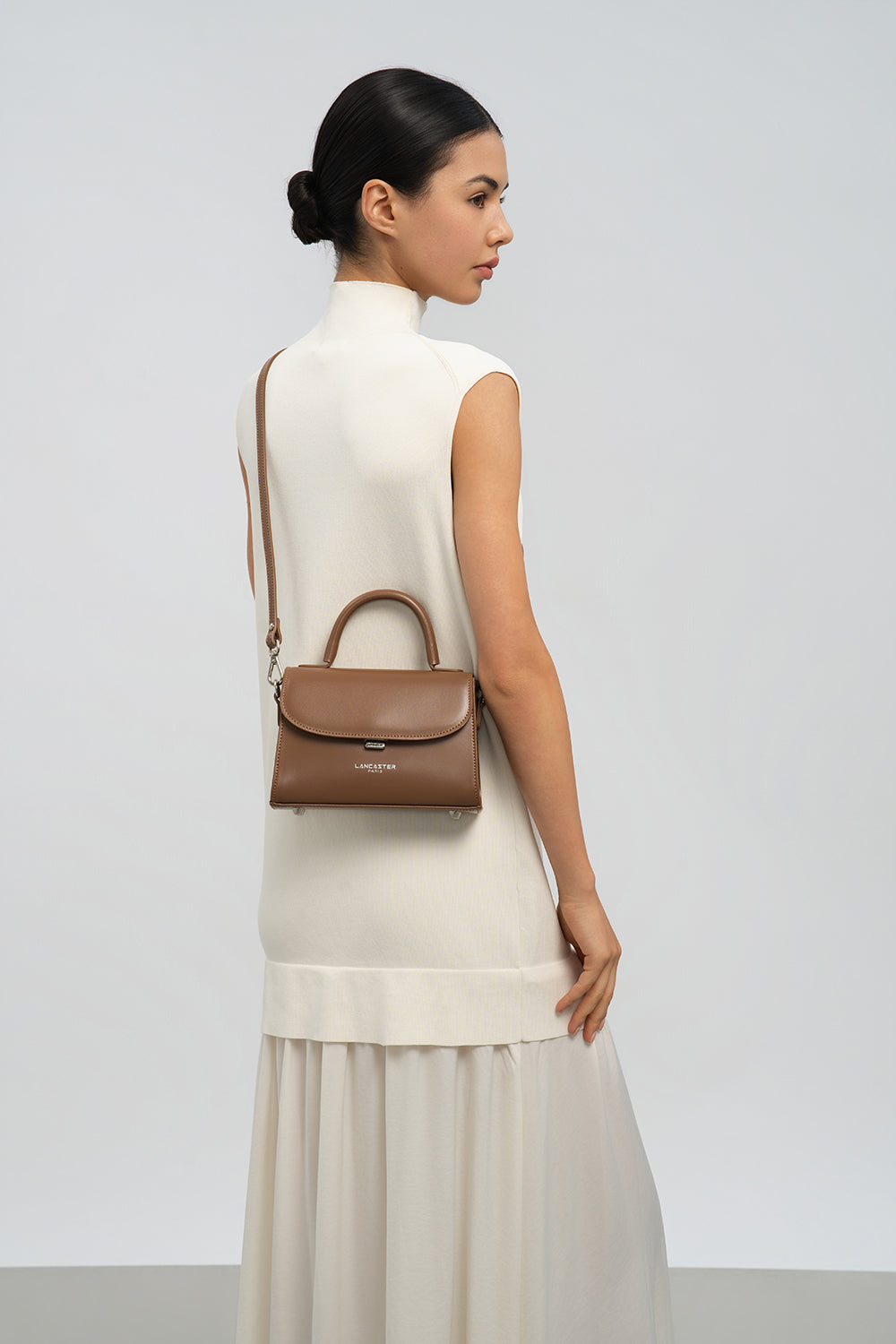 Borsa a tracolla Lancaster Suave Even Camel – indossata