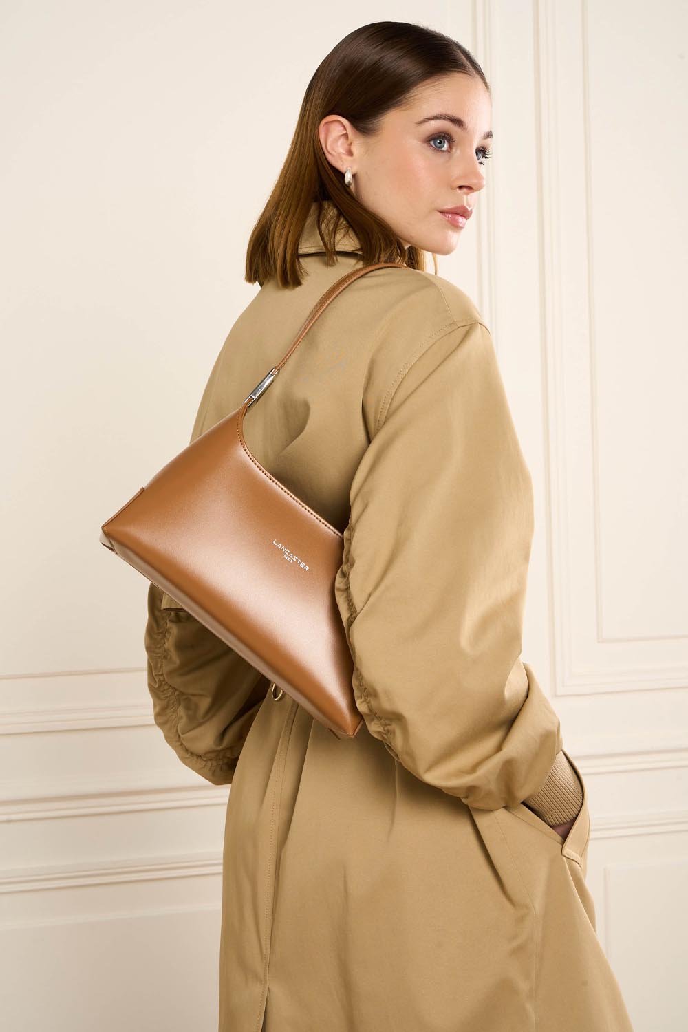 Geantă de mână Lancaster Zippé M Suave Ace Nude – purtată
