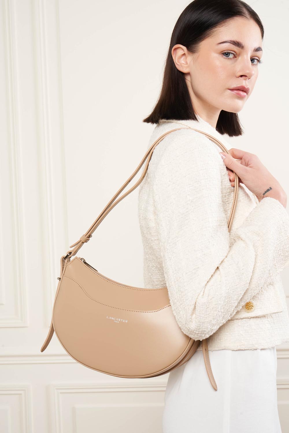 Lancaster Halbmondtasche Suave Ace mit Reißverschluss Beige – getragen