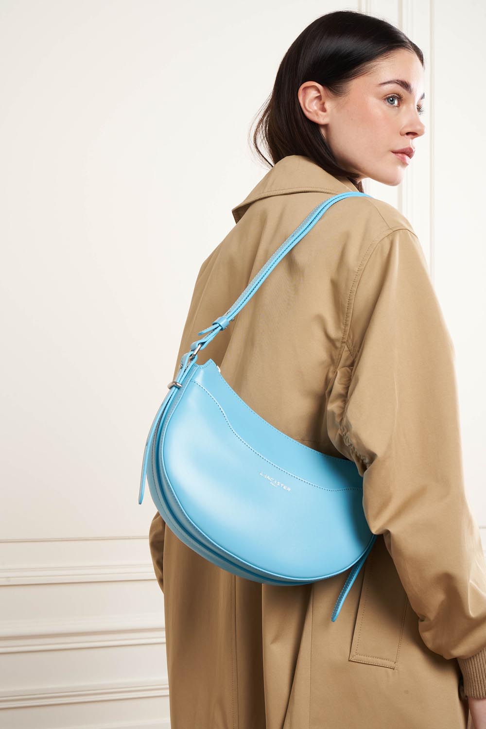 Lancaster Halbmondtasche Suave Ace mit Reißverschluss Beige – getragen