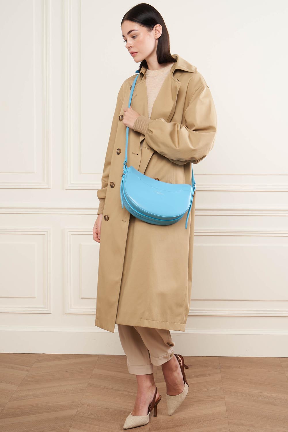 Lancaster Halbmondtasche Suave Ace mit Reißverschluss Beige – getragen