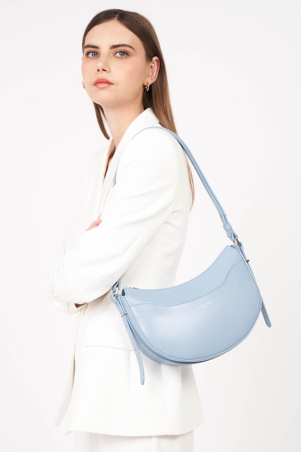 Lancaster Halbmondtasche Suave Ace mit Reißverschluss Beige – getragen