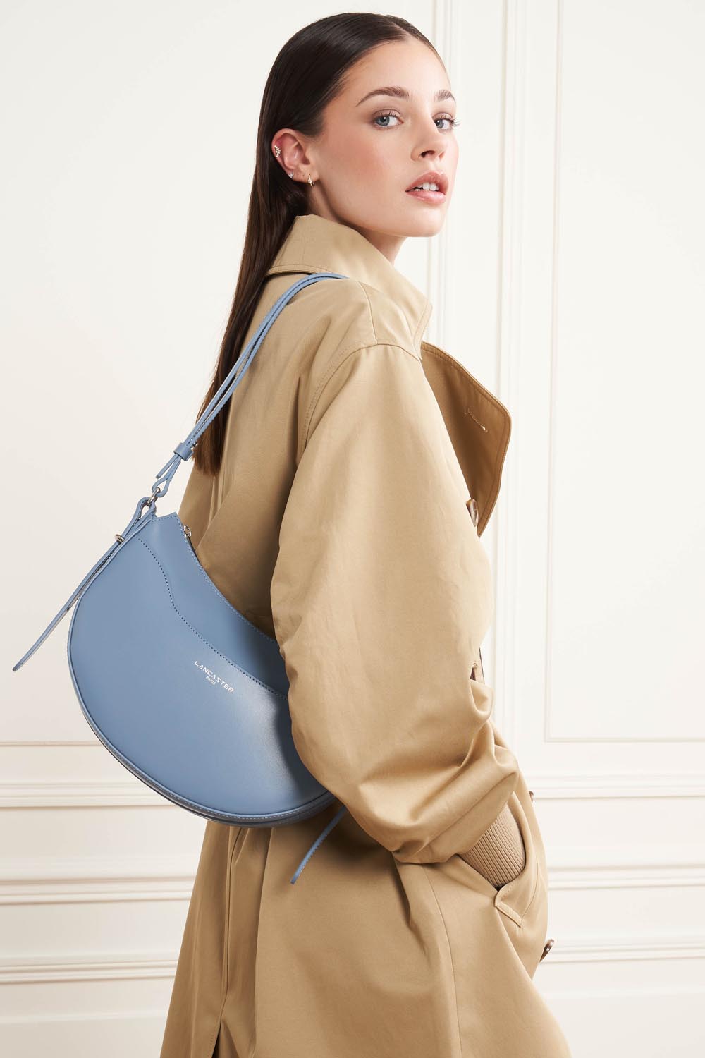 Lancaster Halbmondtasche Suave Ace mit Reißverschluss Beige – getragen