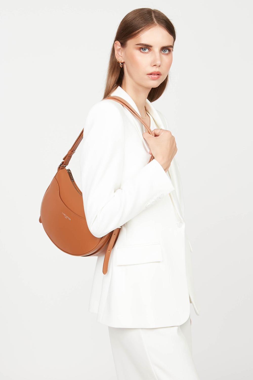 Lancaster Halbmondtasche Suave Ace mit Reißverschluss Beige – getragen