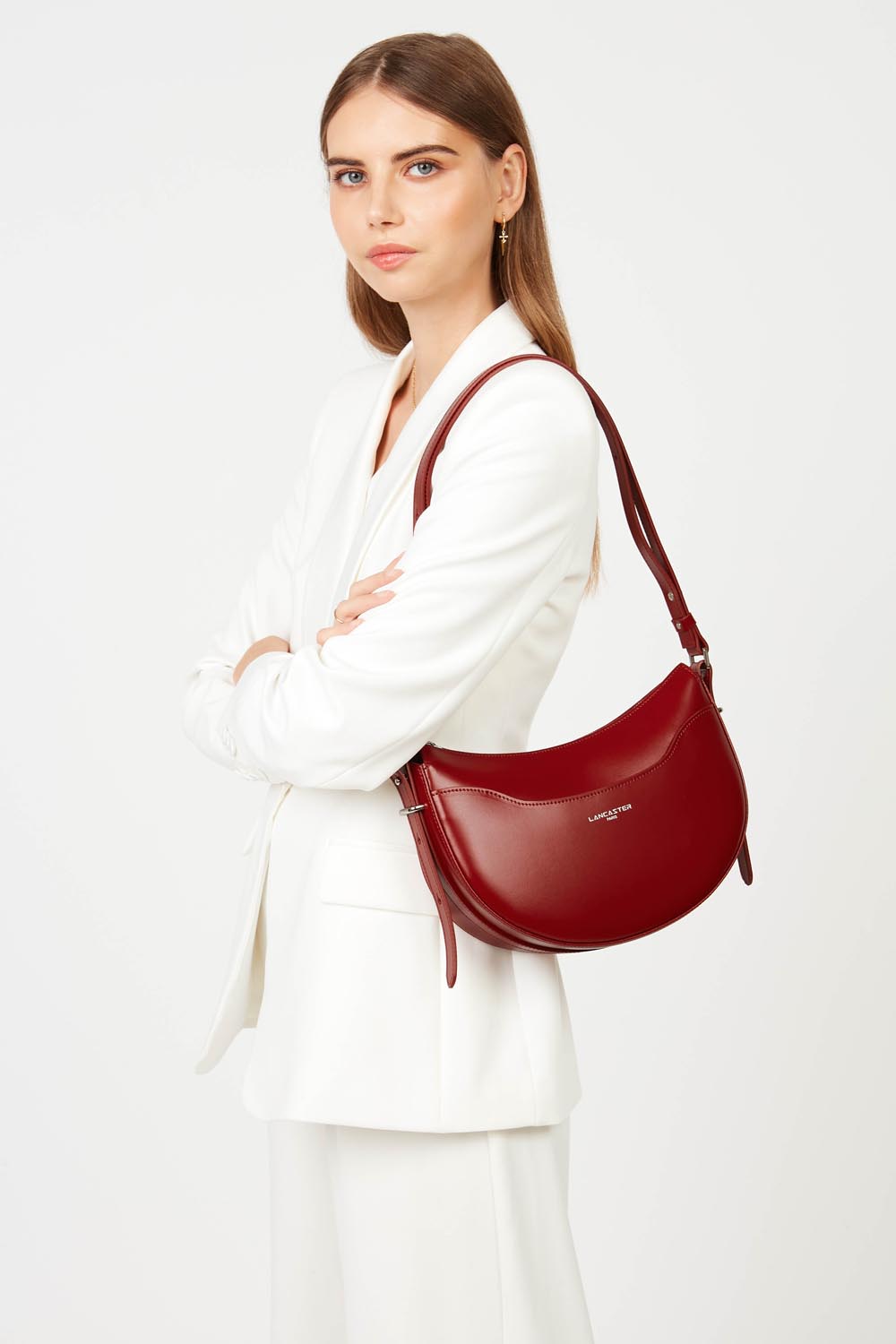 Lancaster Halbmondtasche Suave Ace mit Reißverschluss Beige – getragen