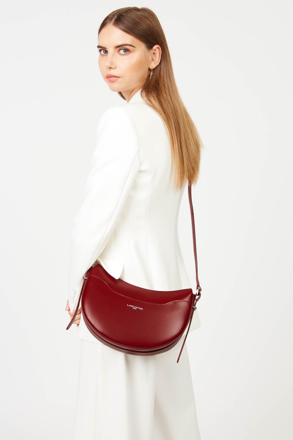 Lancaster Halbmondtasche Suave Ace mit Reißverschluss Beige – getragen