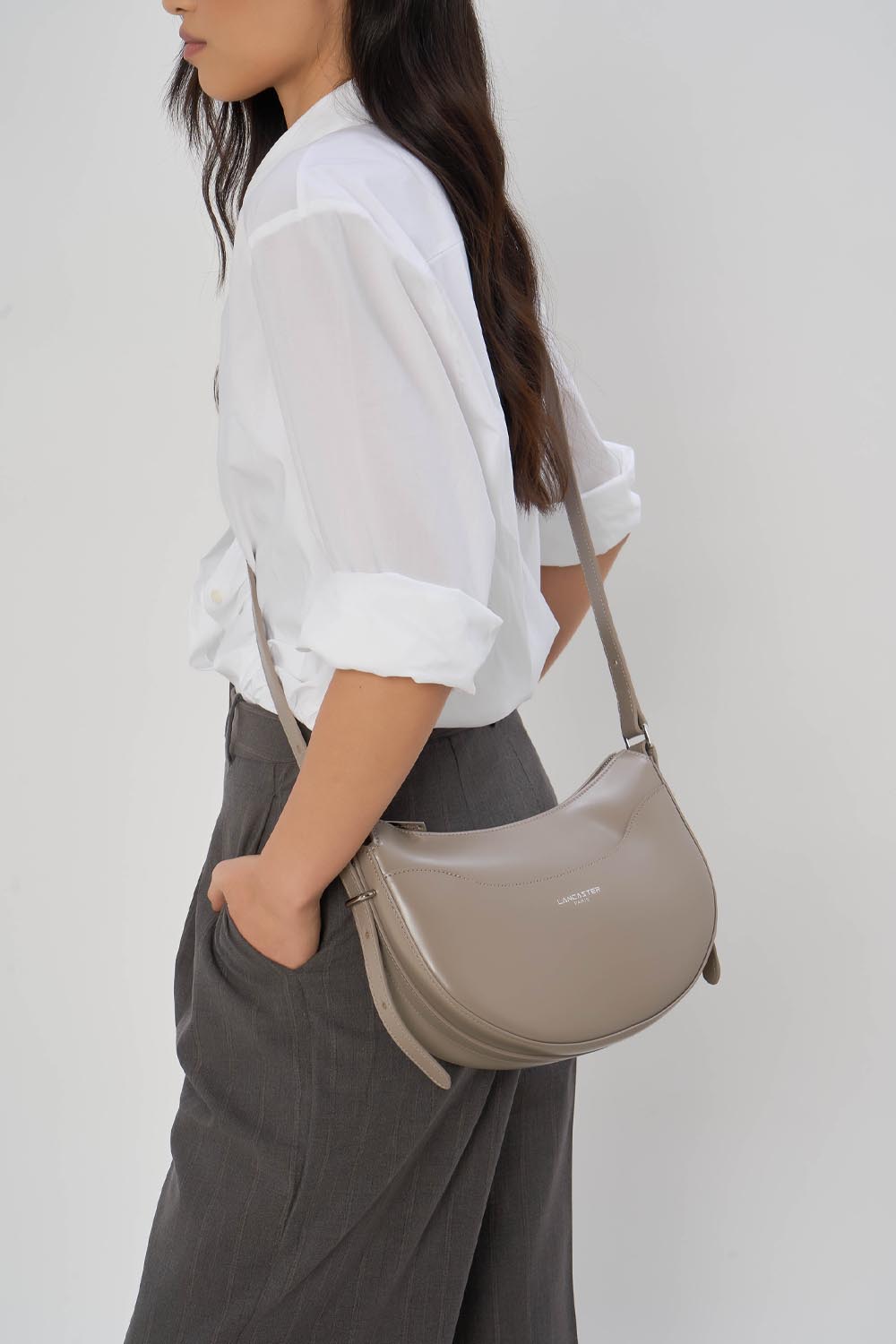 Lancaster Halbmondtasche Suave Ace mit Reißverschluss Beige – getragen