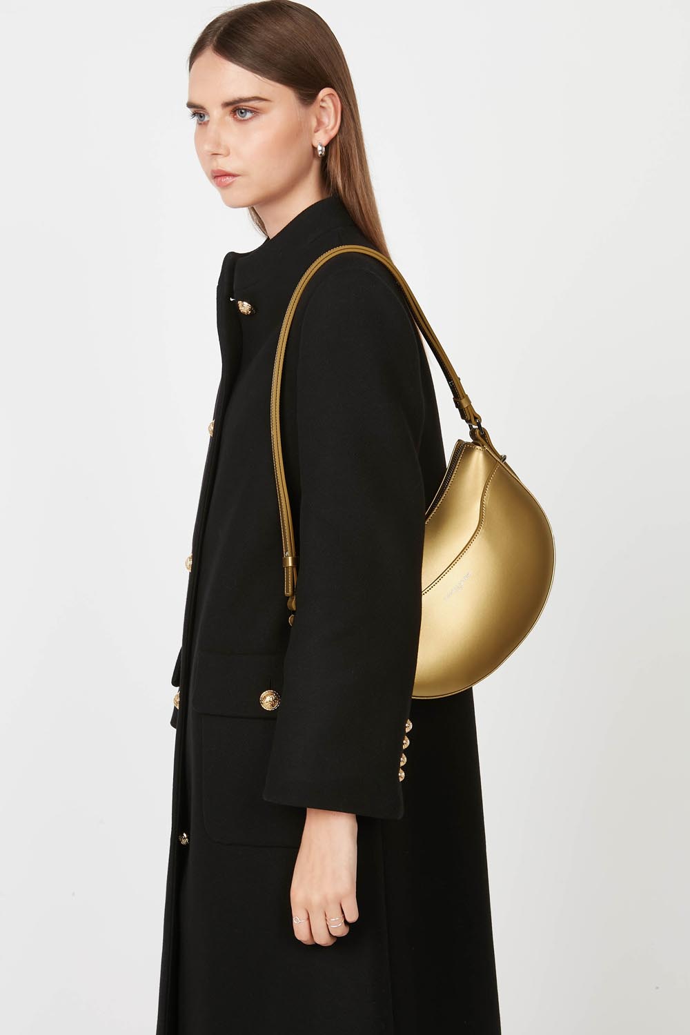 Lancaster Halbmondtasche Suave Ace mit Reißverschluss Beige – getragen