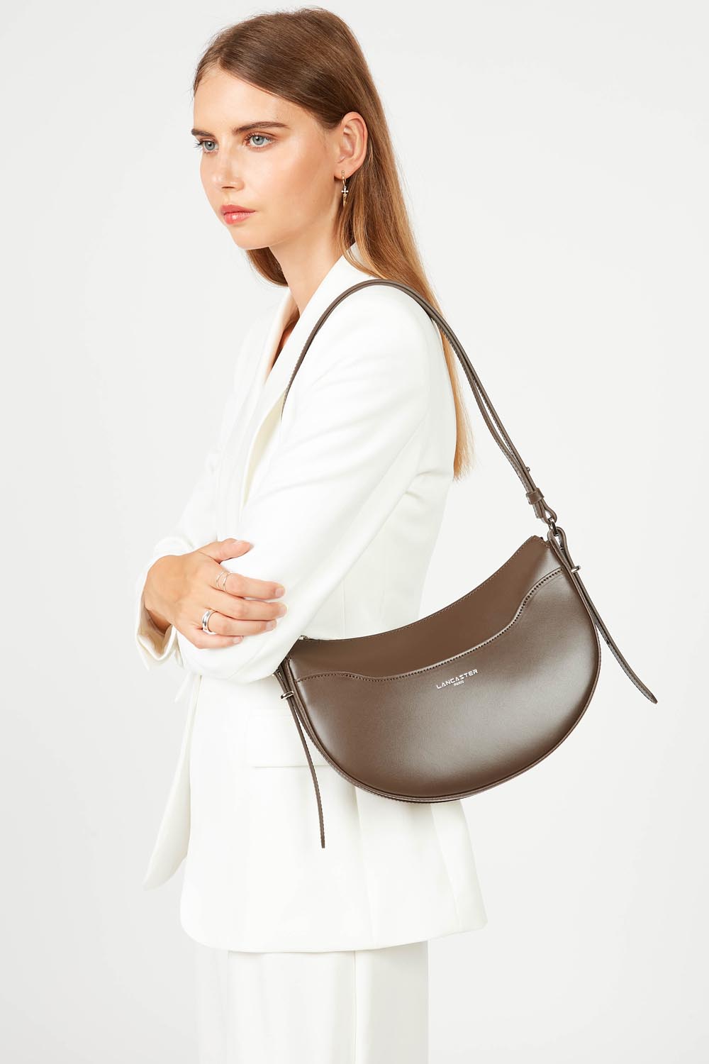 Lancaster Halbmondtasche Suave Ace mit Reißverschluss Beige – getragen