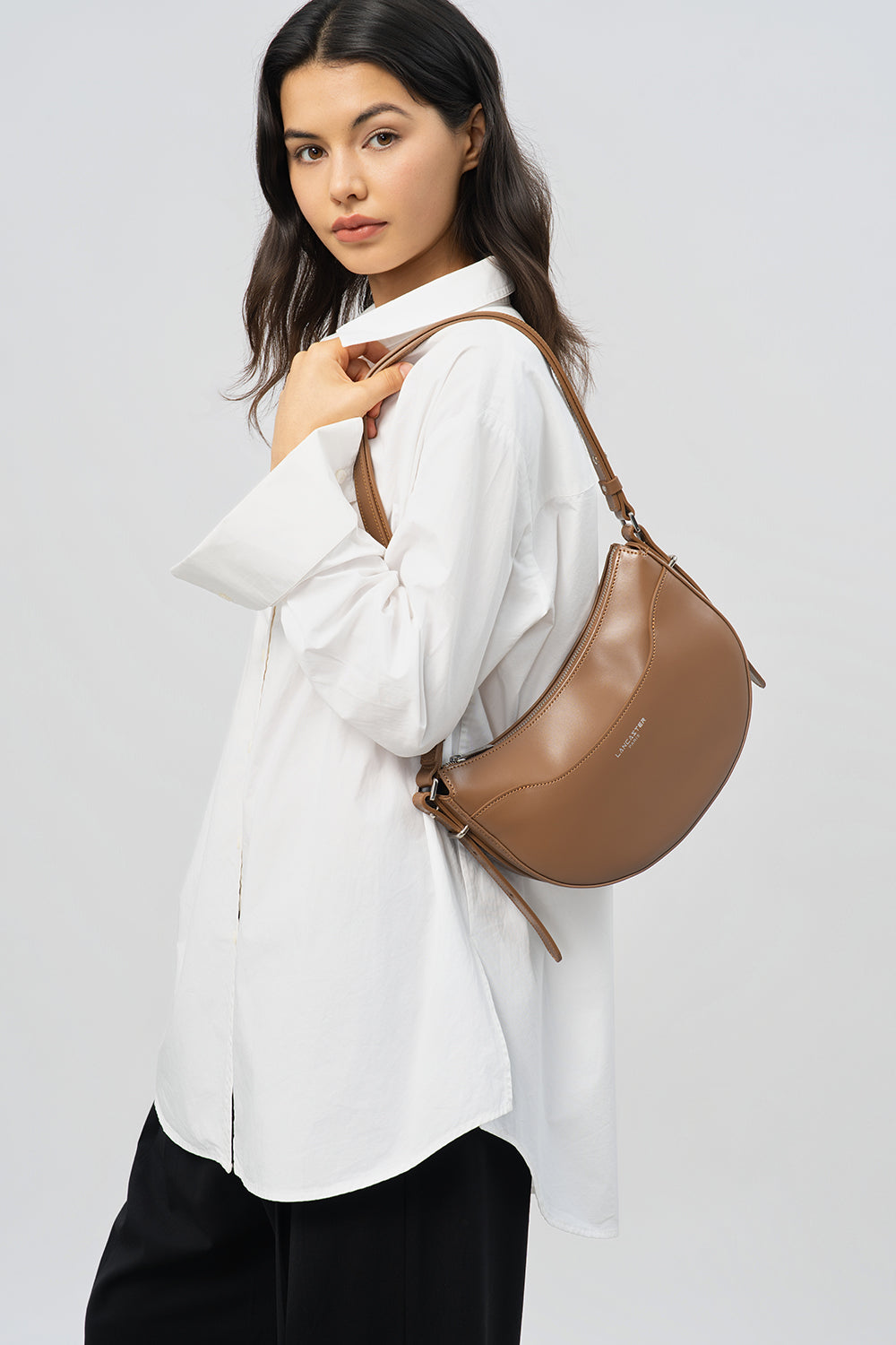 Lancaster Halbmondtasche Suave Ace mit Reißverschluss Beige – getragen