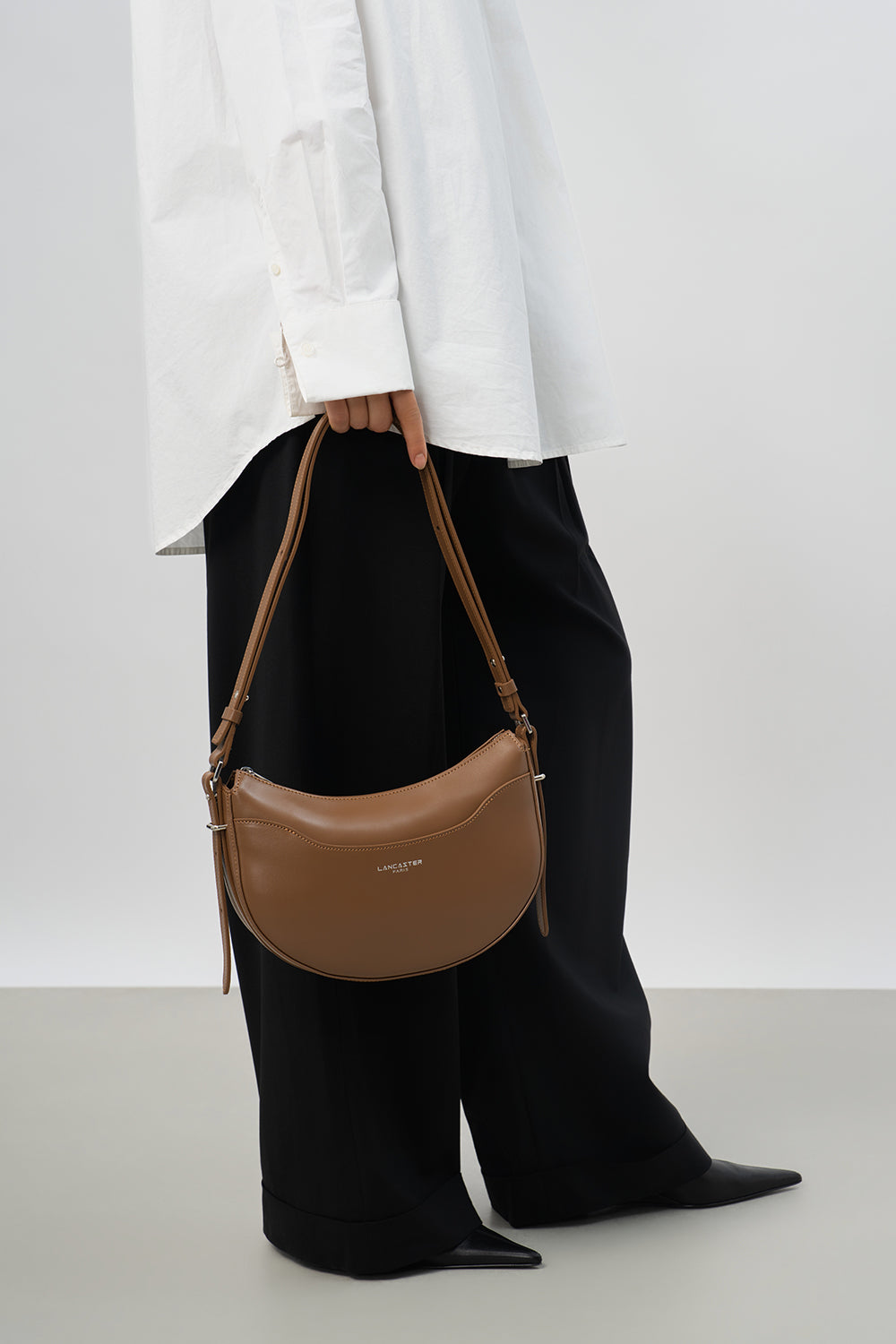 Lancaster Halbmondtasche Suave Ace mit Reißverschluss Beige – getragen