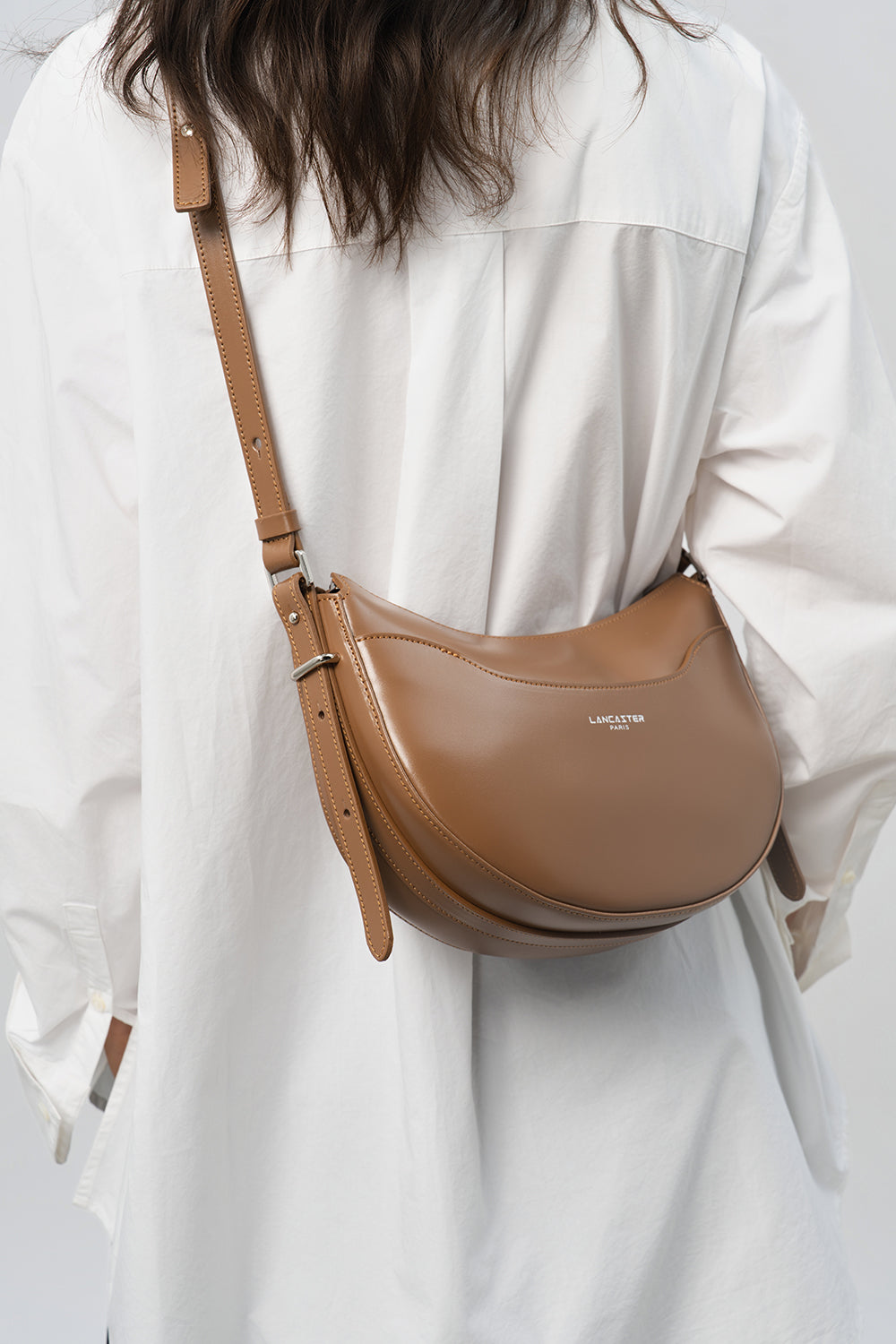 Lancaster Halbmondtasche Suave Ace mit Reißverschluss Beige – getragen