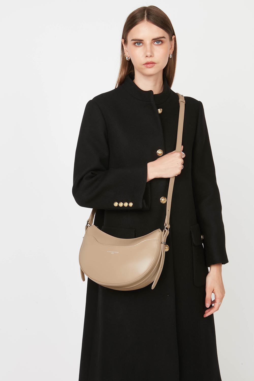Lancaster Halbmondtasche Suave Ace mit Reißverschluss Beige – getragen