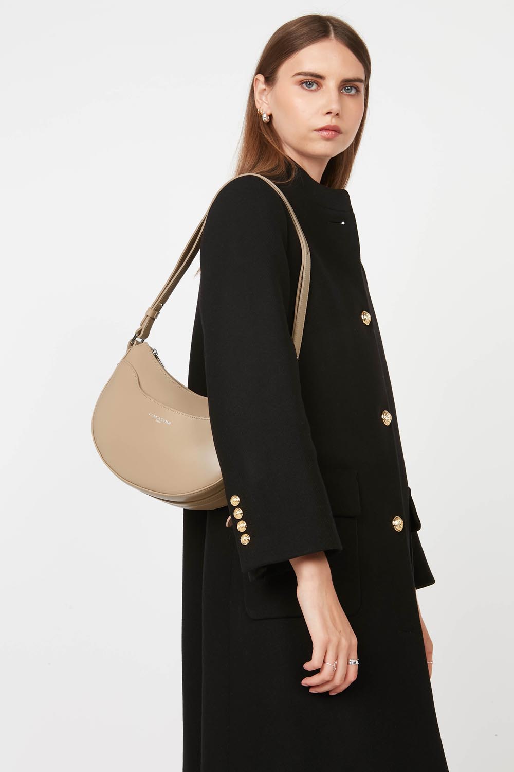 Lancaster Halbmondtasche Suave Ace mit Reißverschluss Beige – getragen