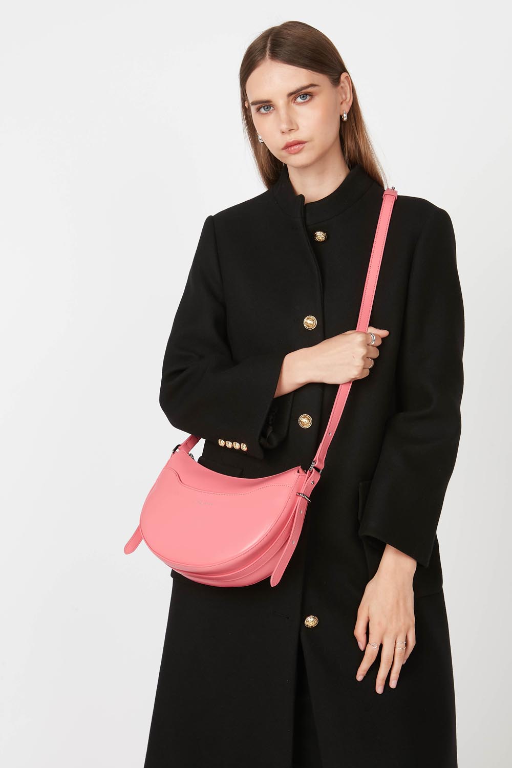 Lancaster Halbmondtasche Suave Ace mit Reißverschluss Beige – getragen