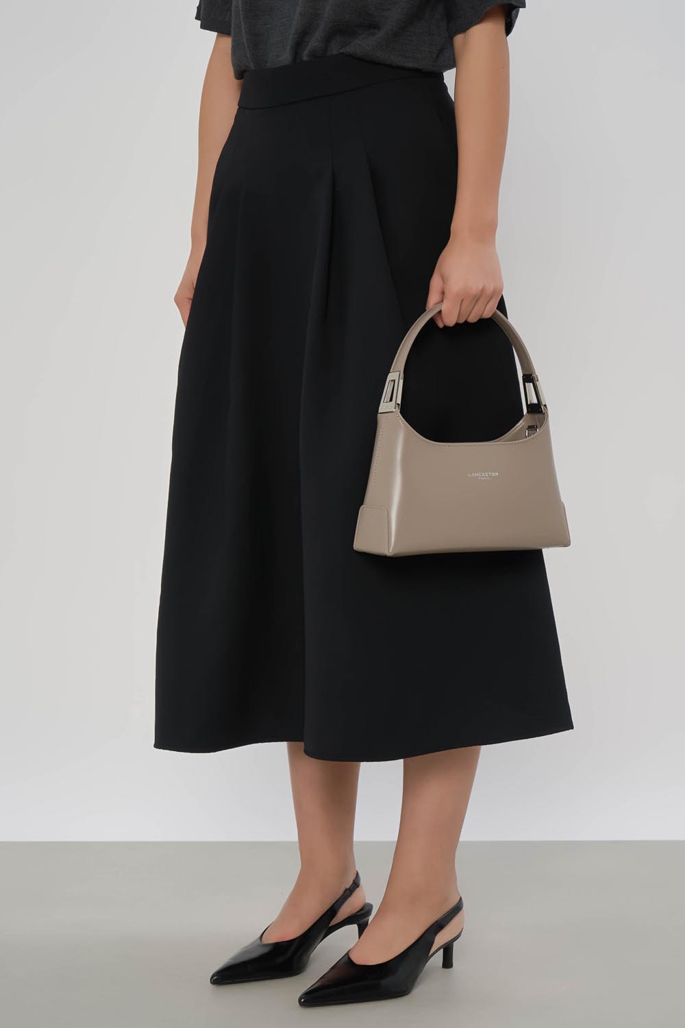 Lancaster Kabelka baguette Zippé S Suave Ace čierna – nosená