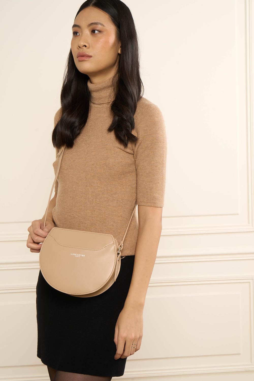 Lancaster Sac demi lune Zippé Suave Lune Rose Fumé – porté
