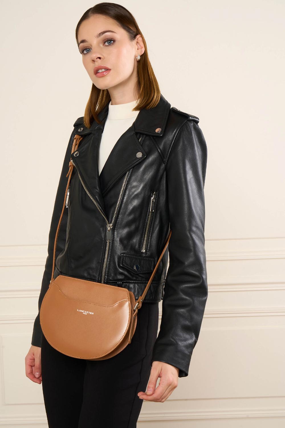 Lancaster Sac demi lune Zippé Suave Lune Rose Fumé – porté