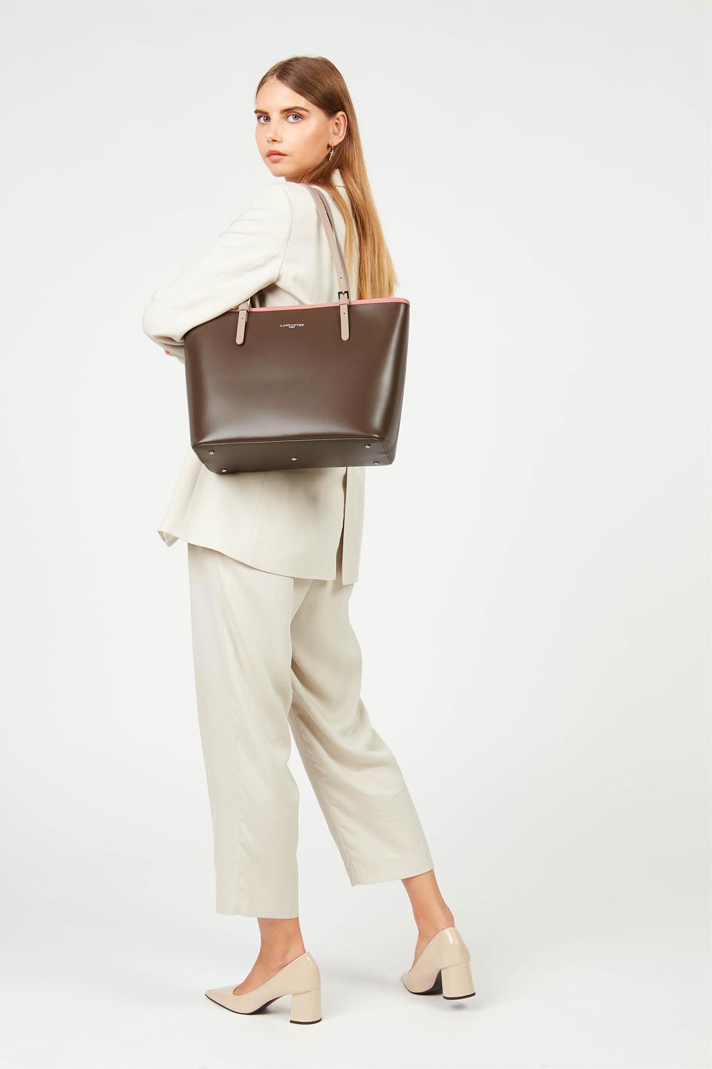 Lancaster Borsa Shopper a spalla con zip L Smooth Nero - Nude - Visone – indossata